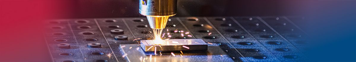 Laserauftragsschweißanlage bearbeitet eine Metallplatte. Aus der Bearbeitungseinheit treten helle Funken aus, während Metallpulver und Laserstrahlen eine Schutzschicht auf der Oberfläche erzeugen. Die Nahaufnahme zeigt den industriellen Beschichtungsprozess in einer Produktions- oder Forschungsumgebung.